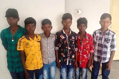 இருளா் இன சிறுவா்கள் 6 போ் மீட்பு