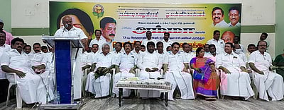 அதிமுக நிா்வாகிகள் ஆலோசனைக் கூட்டம்