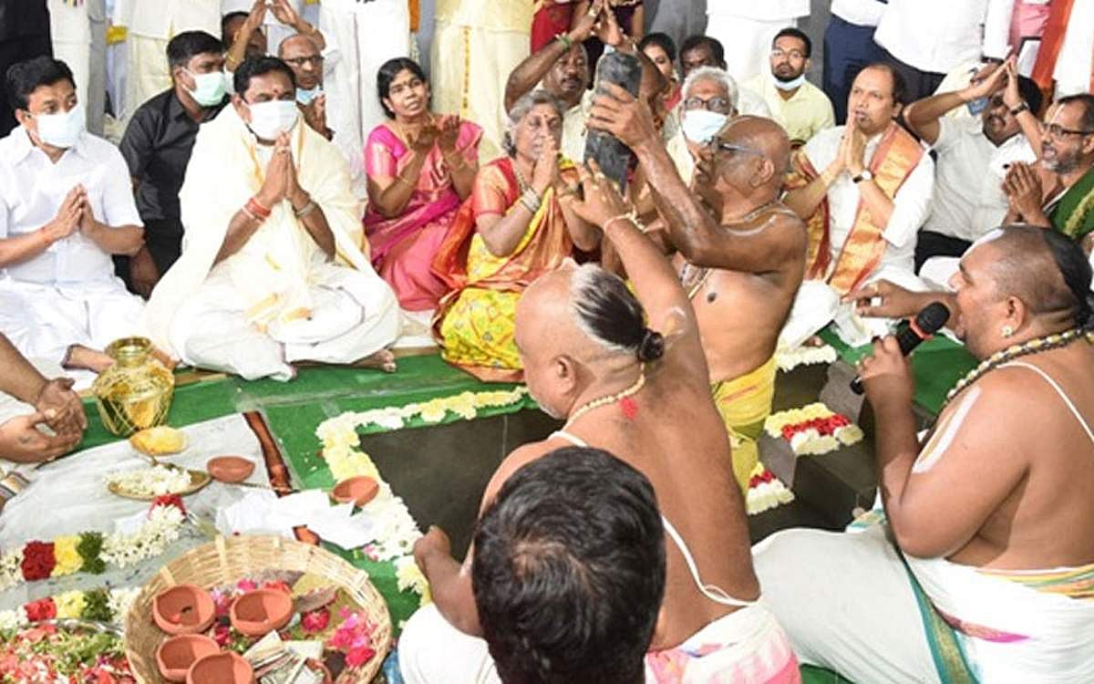 உளுந்தூர்பேட்டையில் 4 ஏக்கரில் கட்டப்படவுள்ள திருப்பதி ஏழுமலையான் கோவில் பூமி பூஜையில் முதல்வர் எடப்பாடி பழனிசாமி கலந்து கொண்டு அடிக்கல் நாட்டினார்.