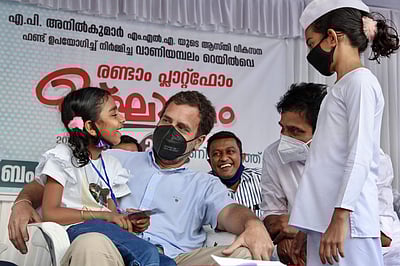 ரயில்வேயை தனியார்மயம் ஆக்குவது ஏழைகளுக்கு அச்சுறுத்தல்: மத்திய அரசு மீது ராகுல் விமரிசனம்