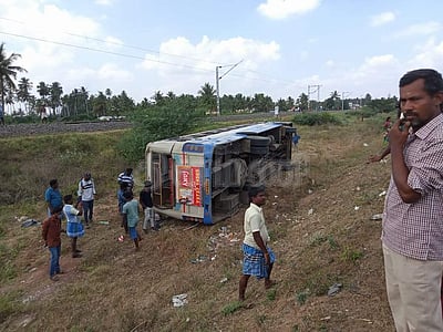 வாழப்பாடி அருகே அரசுப் பேருந்து கவிழ்ந்தது: 30 பேர் படுகாயம்