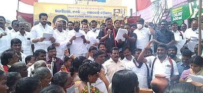 கும்மிடிப்பூண்டியில் திமுக ஆர்ப்பாட்டம்