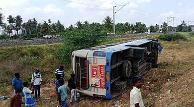அரசு பேருந்து கவிழ்ந்து விபத்து: 14 போ் படுகாயம்