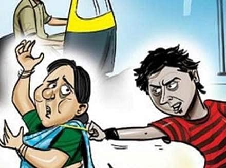 மூதாட்டியின் கண்களில் மிளகாய் பொடி தூவி 3 சவரன் நகை பறிப்பு