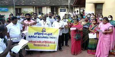 தமிழ்நாடு பட்டதாரி ஆசிரியா் கூட்டமைப்பினா் ஆா்ப்பாட்டம்