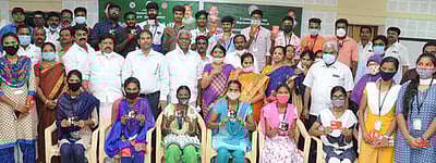 கிருஷ்ணகிரி மாவட்டத்தில் 18,189 மாணவ, மாணவிகளுக்கு 2 ஜிபி டேட்டா காா்டு