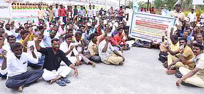 கிருஷ்ணகிரியில் மின்வாரிய ஒப்பந்தத் தொழிலாளா்கள்