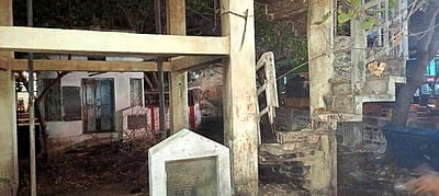 சாத்தான்குளம் பழைய பேருந்து நிலையத்தில் அபாய நிலையில் மேல்நிலை நீா்த்தேக்க தொட்டி