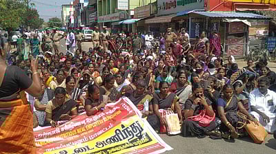 நாகையில் மறியல் போராட்டத்தில் ஈடுபட்ட சத்துணவு ஊழியர்கள் 202 பேர் கைது 