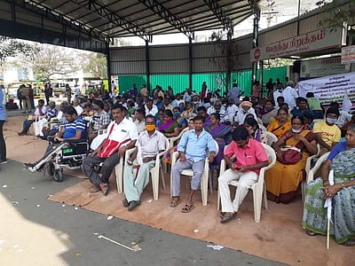 திருப்பூரில் குடியேறும் போராட்டத்தில் ஈடுபட்ட மாற்றுத்திறனாளிகள்