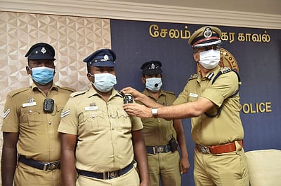 சேலத்தில் காவலர்களுக்கு சீருடையில் பொருத்தும் கேமிரா வழங்கல்