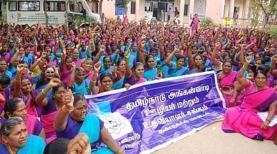 அரசு ஊழியா்களாக அறிவிக்கக் கோரி அங்கன்வாடி ஊழியா்கள் போராட்டம்