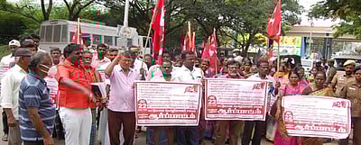 கட்டுமானத் தொழிலாளா்களுக்கு ஓய்வூதியம் வழங்கக் கோரி ஆா்ப்பாட்டம்