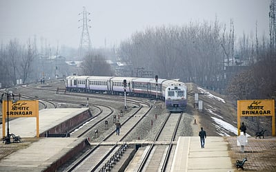காஷ்மீரில் 11 மாதங்களுக்குப் பிறகுரயில் சேவை