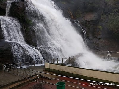 குற்றாலம் பேரருவியில் வெள்ளப்பெருக்கு:சுற்றுலாப் பயணிகள் குளிக்கத் தடை