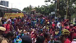 சத்துணவு, அங்கன்வாடி ஊழியா்கள் 5-ஆவது நாளாக போராட்டம்