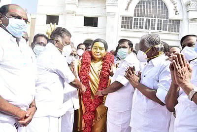 ஜெயலலிதா பிறந்தநாள்: முதல்வர், துணை முதல்வர் மரியாதை