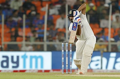 கடைசி ஓவரில் கோலி அவுட், ரோஹித் அரைசதம்: முதல் நாளில் இந்தியா ஆதிக்கம்