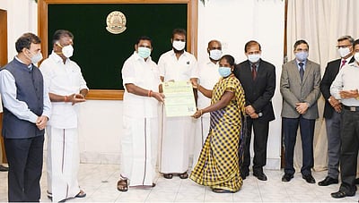 இலவச விபத்துக் காப்பீடு திட்டம்: அடையாள அட்டை வழங்கினார் முதல்வர்