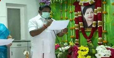 தீபம் ஏற்றி உறுதிமொழி ஏற்றார் முதல்வர் பழனிசாமி