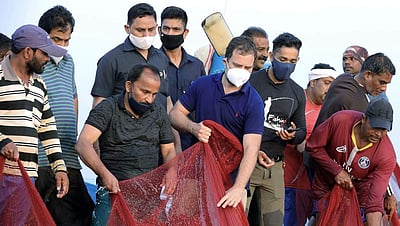 ஒரே ஒரு மீன்தான் கிடைத்தது: கொல்லத்தில் மீனவர்களுடன் மீன்பிடித்த ராகுல்