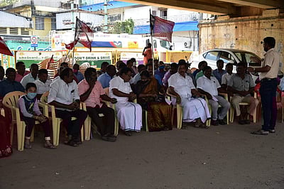 நெல்லையில் டாஸ்மாக் ஊழியர்கள் குடும்பத்தினருடன் போராட்டம்