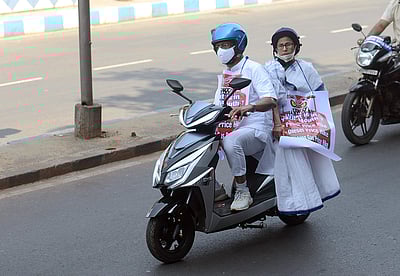 எரிபொருள் விலையேற்றம்: மின்னணு ஸ்கூட்டரில் சென்ற மம்தா