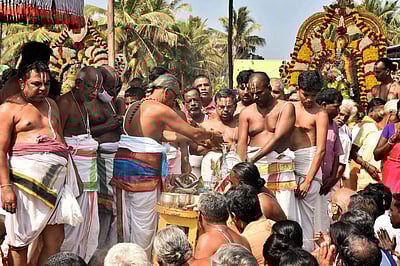 மாசி மகம்: மாமல்லபுரம் கடற்கரையில் கருட சேவை