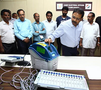 வாக்காளர் தாம் அளித்த வாக்கினை உறுதி செய்யும் விவிபாட் கருவி