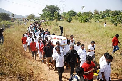 இந்திய கம்யூனிஸ்ட் தலைவர் தா.பாண்டியன் உடல் நல்லடக்கம்: ஆயிரக்கணக்கானோர் அஞ்சலி