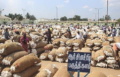 கொங்கணாபுரம் கூட்டுறவு விற்பனை மையத்தில் ரூ.2.30 கோடிக்கு பருத்தி விற்பனை