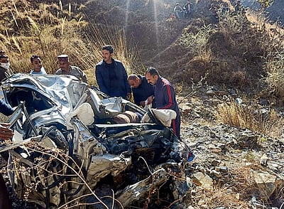 ஹிமாசலில் கார் பள்ளத்தில் கவிழ்ந்தது: 3  பேர் பலி