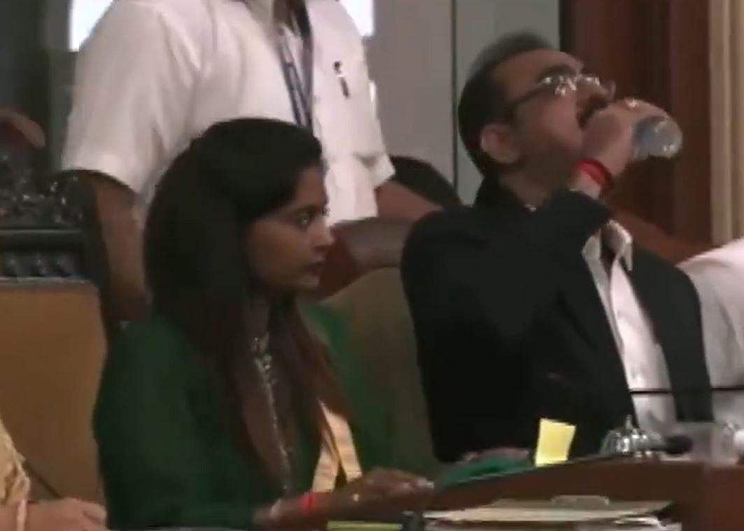 தண்ணீருக்கு பதில் கிருமிநாசினியை குடித்த மும்பை மாநகராட்சி இணை ஆணையர்