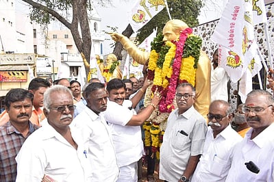 அண்ணா நினைவு நாள்: ஈரோட்டில் அதிமுகவினர் மாலை அணிவித்து மரியாதை