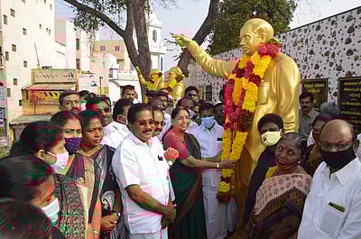 ஈரோட்டில் அண்ணா நினைவுநாள்: மாலை அணிவித்து திமுகவினர் மரியாதை