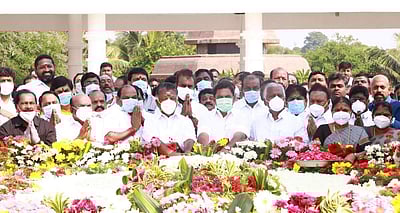 அண்ணா நினைவிடத்தில் முதல்வர், துணை முதல்வர் மரியாதை