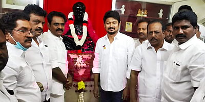 சபதம் செய்ய சசிகலா வந்துவிடுவார் என்பதற்காக ஜெ. நினைவிடம் மூடல்: உதயநிதி