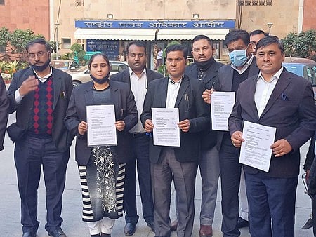 போராடும் விவசாயிகளுக்கு குடிநீா், மின்சாரம் துண்டிப்பு: மனித உரிமைகள் ஆணையத்தில் காங்கிரஸ் புகாா்