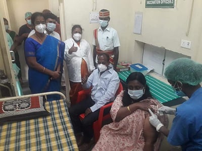 கரோனா தடுப்பூசி போட்டுக்கொண்ட விழுப்புரம் மாவட்ட ஆட்சியர், கூடுதல் ஆட்சியர்