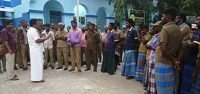 அம்பாசமுத்திரம் நகராட்சி துப்புரவுத் தொழிலாளர்கள் உள்ளிருப்புப் போராட்டம்