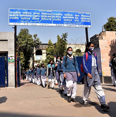 9, 11-ஆம் வகுப்பு மாணவா்களுக்கு பள்ளிகள் திறப்பு