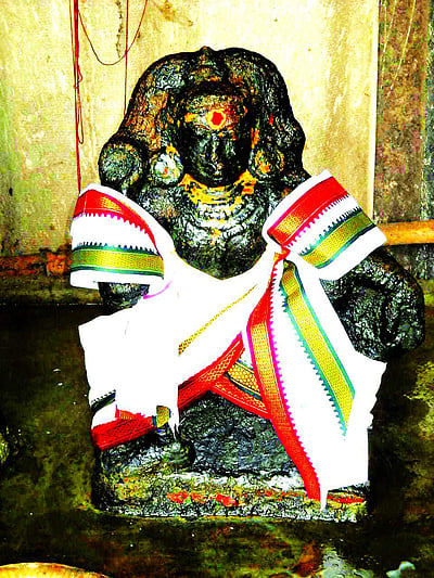 கையில் சாட்டையுடன் பால ஐயனார்!