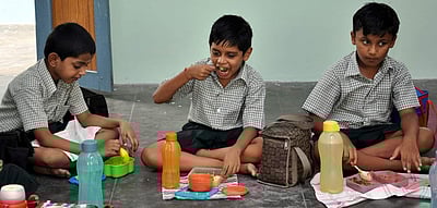 ஆரோக்கியமற்ற உணவுகளைச் சாப்பிடும் குழந்தைகள்! விளைவுகள் என்ன?