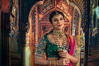 புடவையில் போட்டோ ஷூட் நடத்திய இந்துஜா