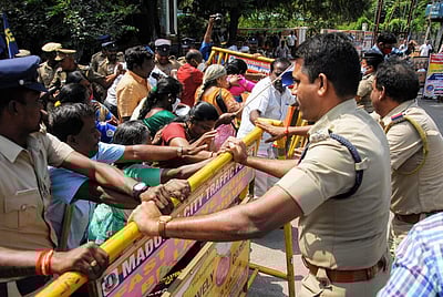 ஆட்சியர் அலுவலகத்தை முற்றுகையிட்ட அரசு ஊழியர்கள்: காவல்துறையுடன் தள்ளுமுள்ளு