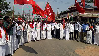 நீடாமங்கலம்: வேளாண் சட்டத்திற்கு எதிராக சாலை மறியல்