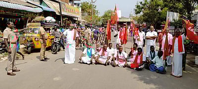 வத்திராயிருப்பில் விவசாய சங்க கூட்டமைப்பினர் சாலை மறியல்