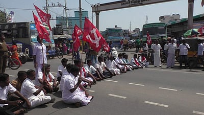 மணப்பாறை: விவசாயிகள் தாக்கப்பட்டதைக் கண்டித்து மறியல்