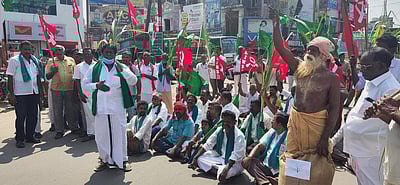 மயிலாடுதுறை: ஒடுக்குமுறைகளைக் கண்டித்து விவசாயிகள் மறியல்