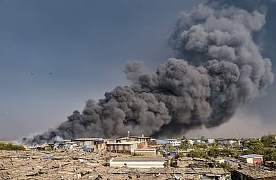 மும்பையில் தீ விபத்து: இரவு முதல் போராடும் தீயணைப்பு வீரர்கள்